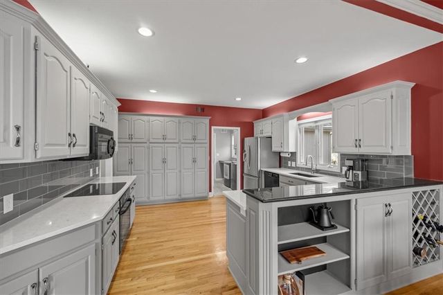 704 NE Ashmont Place, Lee's Summit, MO 64064