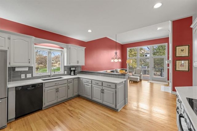 704 NE Ashmont Place, Lee's Summit, MO 64064