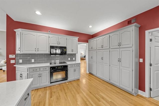 704 NE Ashmont Place, Lee's Summit, MO 64064