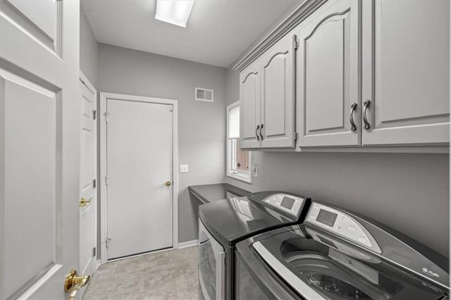 704 NE Ashmont Place, Lee's Summit, MO 64064