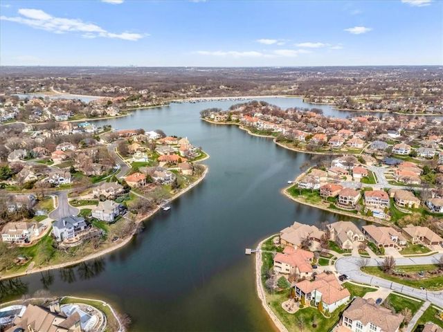 704 NE Ashmont Place, Lee's Summit, MO 64064