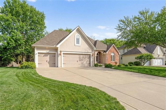 704 NE Ashmont Place, Lee's Summit, MO 64064