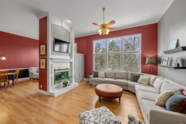 704 NE Ashmont Place, Lee's Summit, MO 64064