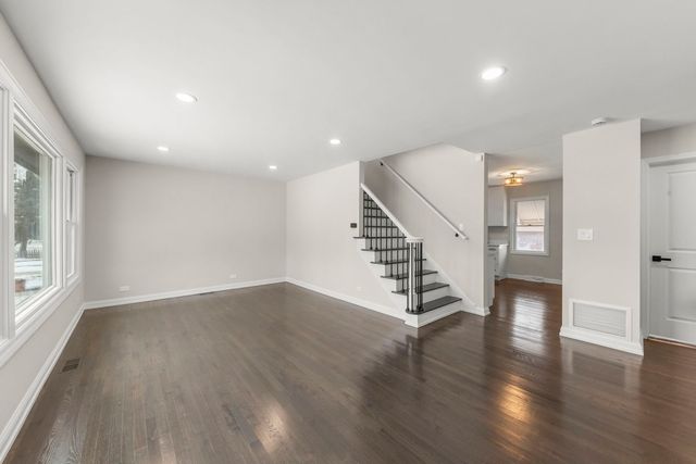 956 S Cadwell Avenue, Elmhurst, IL 60126