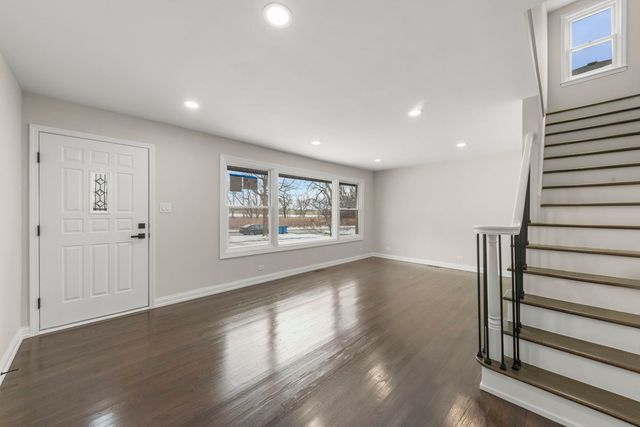 956 S Cadwell Avenue, Elmhurst, IL 60126