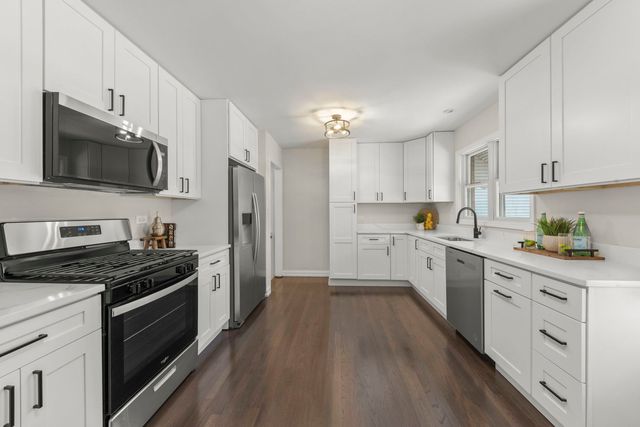 956 S Cadwell Avenue, Elmhurst, IL 60126