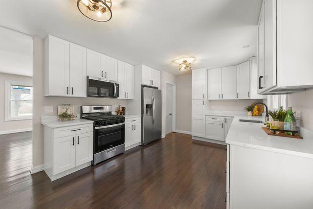 956 S Cadwell Avenue, Elmhurst, IL 60126