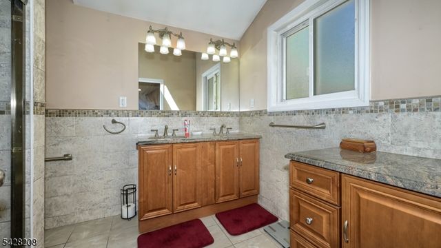227 Emily Dr, Park Ridge Boro, NJ 07656
