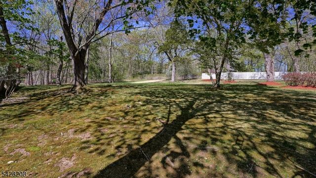 227 Emily Dr, Park Ridge Boro, NJ 07656