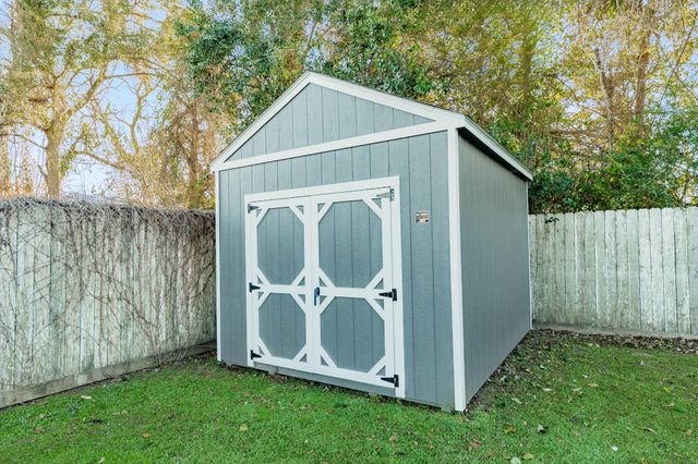 2518 Ridgewood Drive, West Columbia, TX 77486