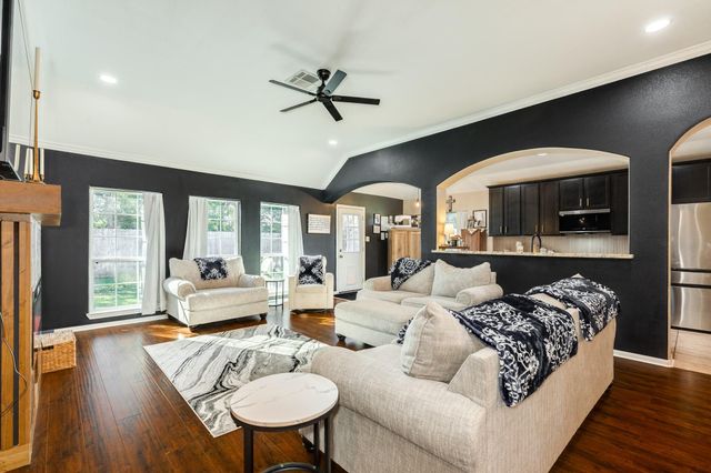 2518 Ridgewood Drive, West Columbia, TX 77486