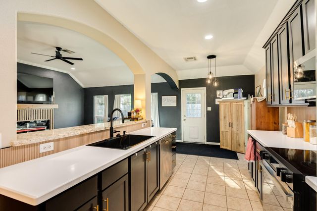 2518 Ridgewood Drive, West Columbia, TX 77486