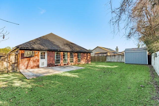 2518 Ridgewood Drive, West Columbia, TX 77486