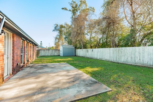 2518 Ridgewood Drive, West Columbia, TX 77486