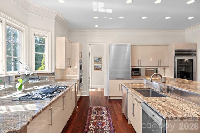 925 Harvard Place, Charlotte, NC 28207