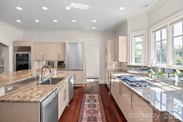 925 Harvard Place, Charlotte, NC 28207