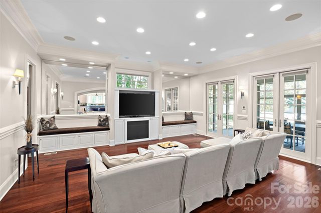 925 Harvard Place, Charlotte, NC 28207