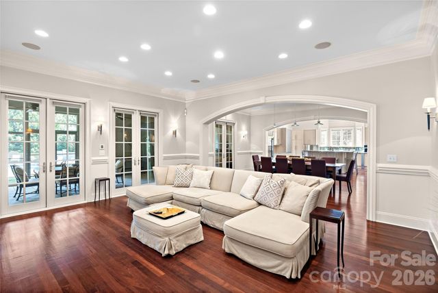 925 Harvard Place, Charlotte, NC 28207