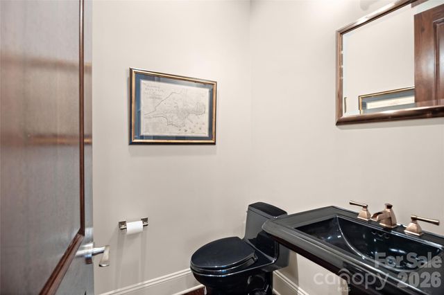 925 Harvard Place, Charlotte, NC 28207