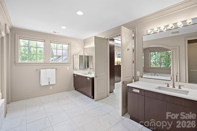 925 Harvard Place, Charlotte, NC 28207