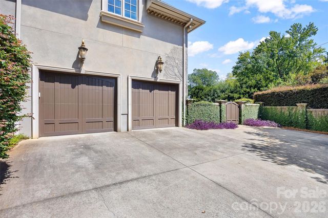 925 Harvard Place, Charlotte, NC 28207