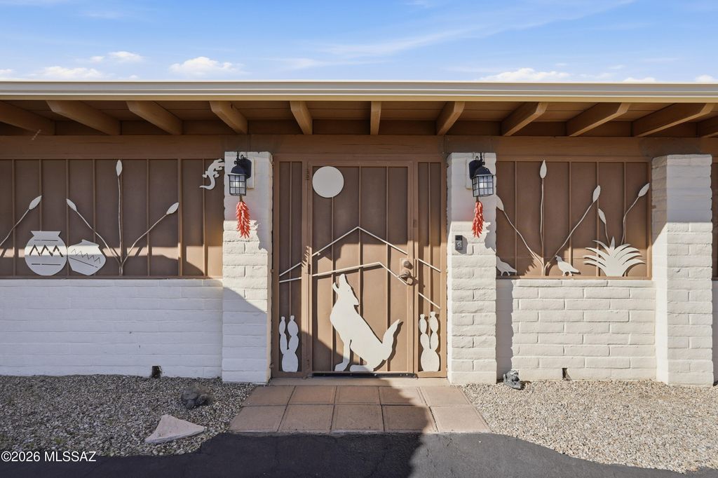 Image 10 of property listing at 9701 W Calle Anasazi, Tucson, AZ 85735