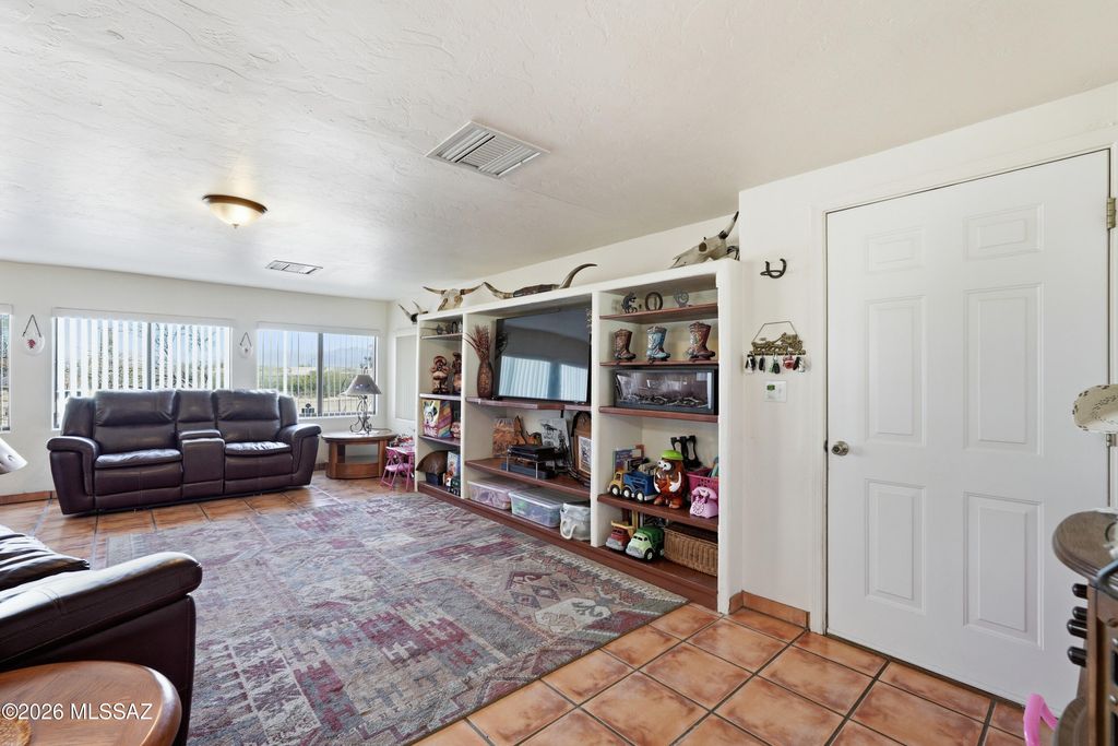 Image 14 of property listing at 9701 W Calle Anasazi, Tucson, AZ 85735