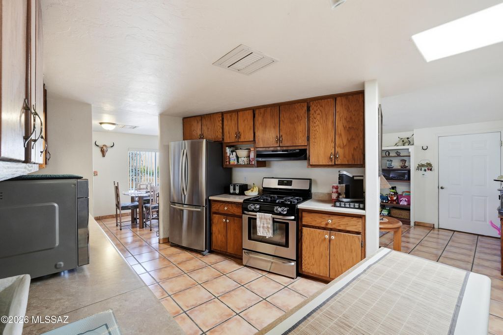Image 18 of property listing at 9701 W Calle Anasazi, Tucson, AZ 85735