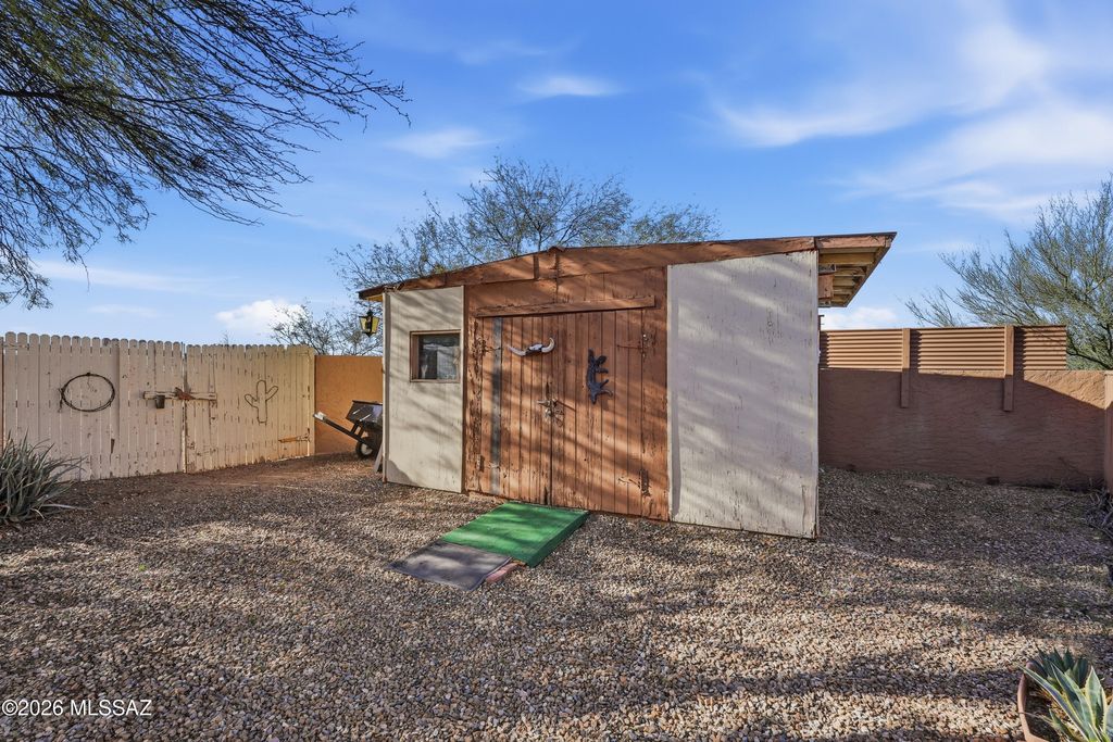 Image 31 of property listing at 9701 W Calle Anasazi, Tucson, AZ 85735