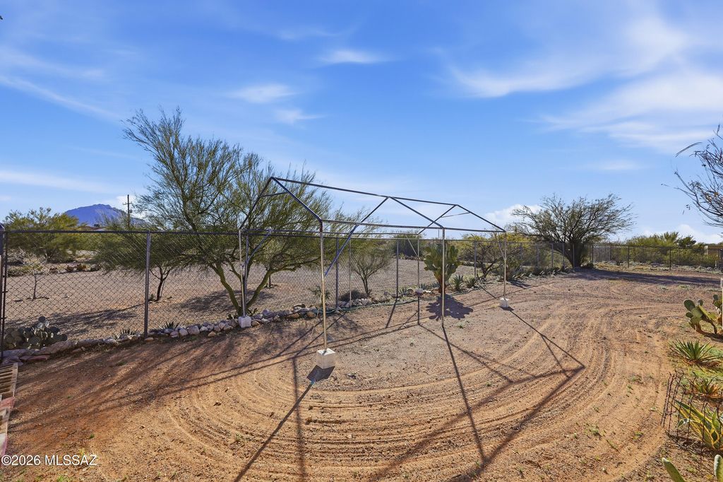 Image 32 of property listing at 9701 W Calle Anasazi, Tucson, AZ 85735