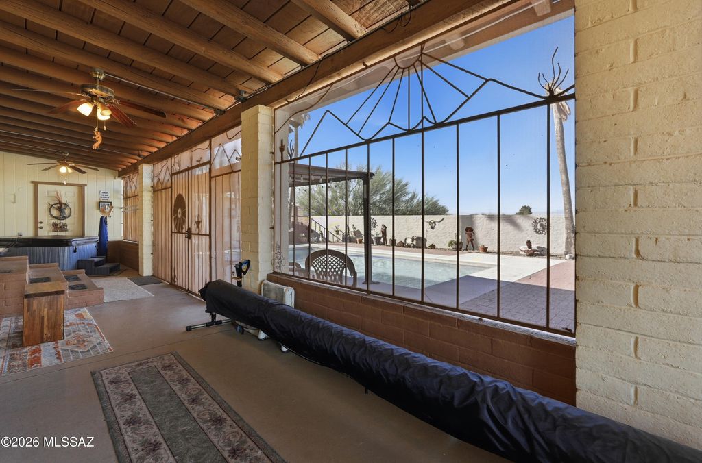 Image 6 of property listing at 9701 W Calle Anasazi, Tucson, AZ 85735