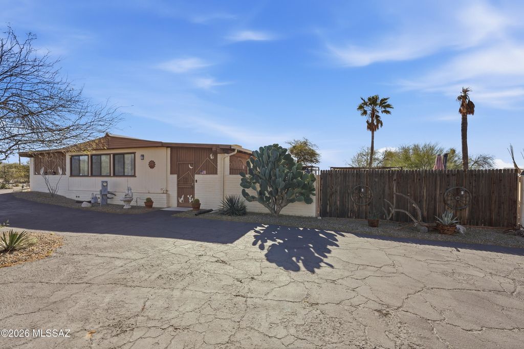 Image 8 of property listing at 9701 W Calle Anasazi, Tucson, AZ 85735