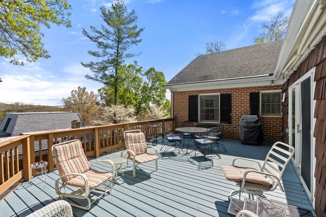 500 WAKEFIELD CIR, Staunton, VA 24401