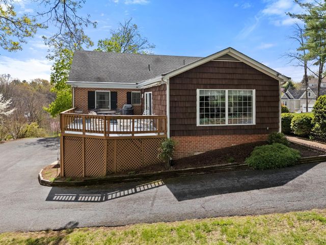 500 WAKEFIELD CIR, Staunton, VA 24401