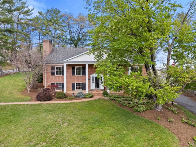 500 WAKEFIELD CIR, Staunton, VA 24401