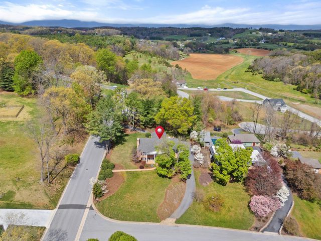 500 WAKEFIELD CIR, Staunton, VA 24401