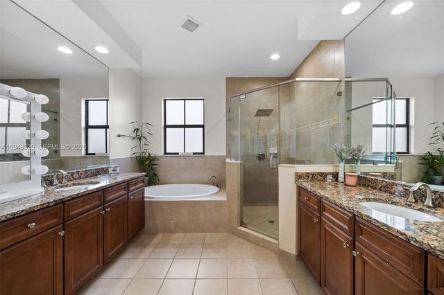 8658 NW 99th Path, Doral, FL 33178