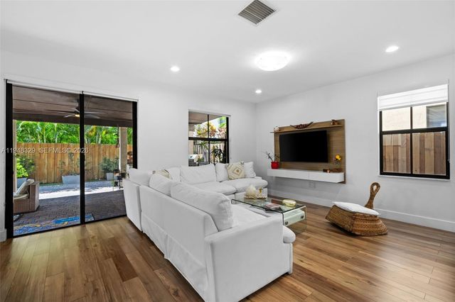 8658 NW 99th Path, Doral, FL 33178