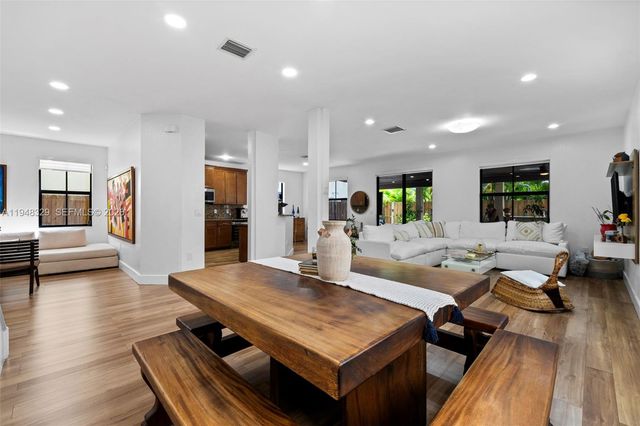 8658 NW 99th Path, Doral, FL 33178