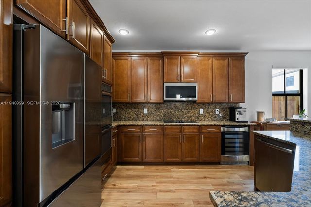 8658 NW 99th Path, Doral, FL 33178