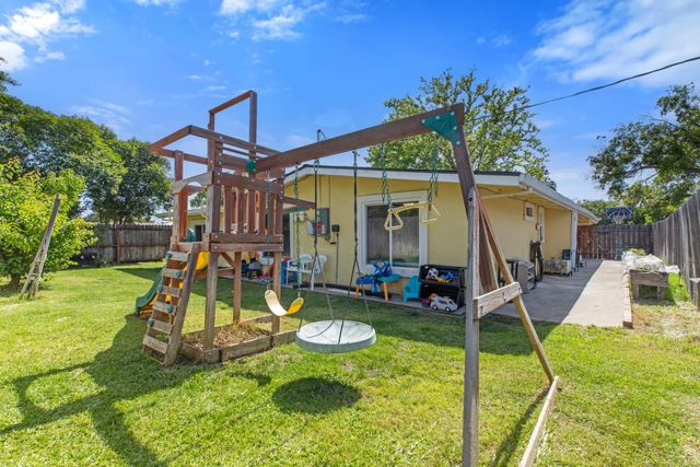 6024 N Alturas Ave, Stockton, CA 95207