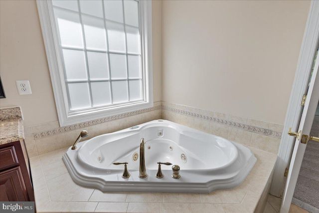 8606 LAROQUE RUN DR, Fredericksburg, VA 22407