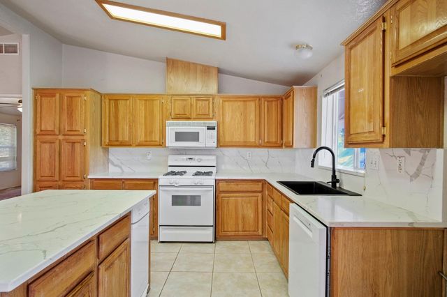 788 E Willow Ave, Manteca, CA 95337