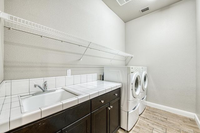 1439 N Maine Avenue, Clovis, CA 93619