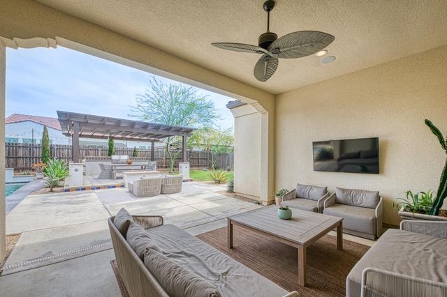 1439 N Maine Avenue, Clovis, CA 93619