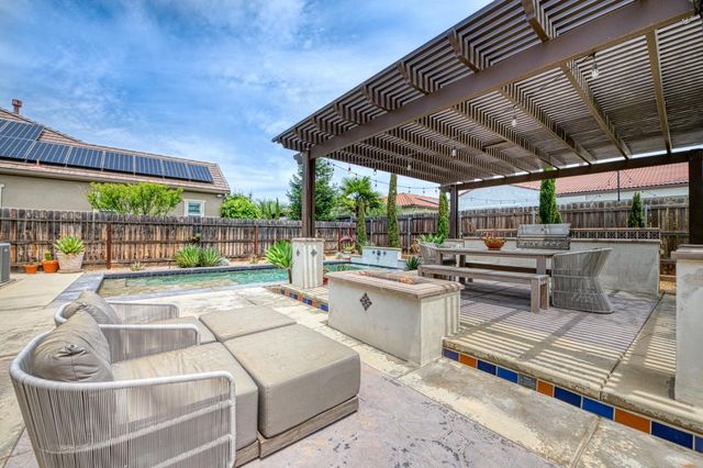 1439 N Maine Avenue, Clovis, CA 93619