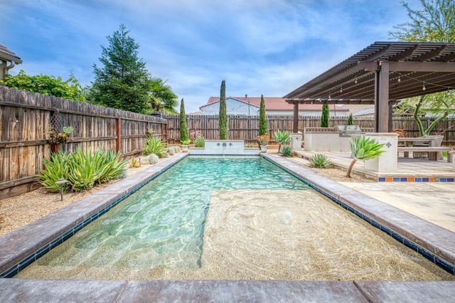 1439 N Maine Avenue, Clovis, CA 93619