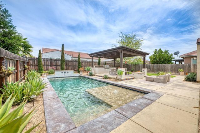1439 N Maine Avenue, Clovis, CA 93619