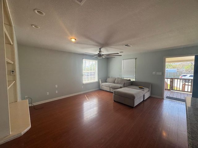 735 10th Street, San Leon, TX 77539