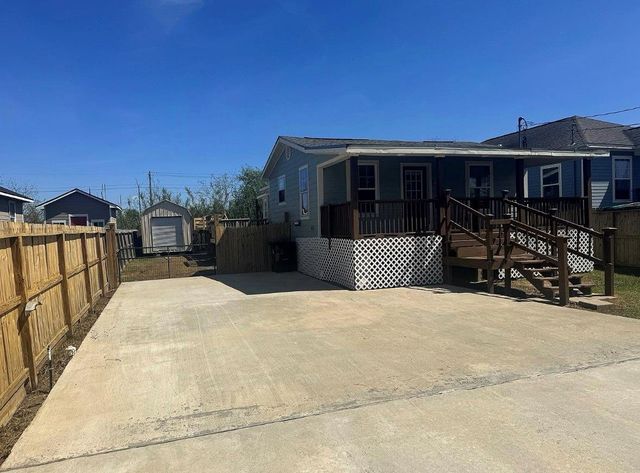 735 10th Street, San Leon, TX 77539